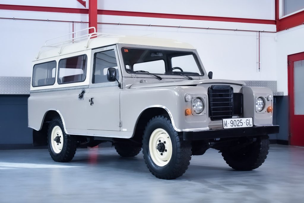 1979 Land Rover Santana 109 Normal SUV – 10 Seats
